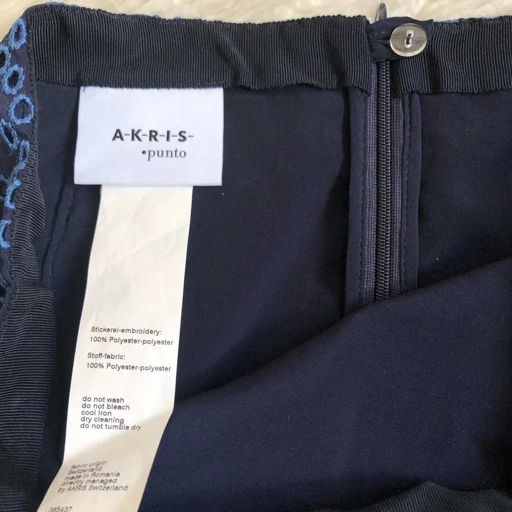 AKRIS PUNTO Eyelet Embroidered Blue Polyester Knee Length Pencil Skirt EUC Sz 8